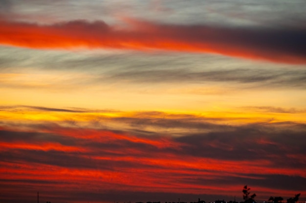 Céu multicolorido idílico ao amanhecer em um cenário panorâmico