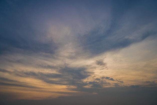 Céu natural cinematográfico lindo fundo de textura amarela e branca