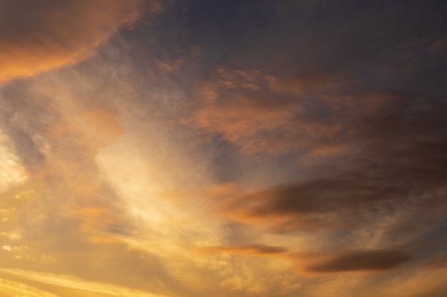 Céu no fundo do nascer ou pôr do sol.