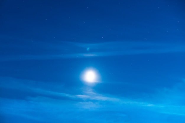 Céu noturno azul escuro com luz da lua e muitas estrelas