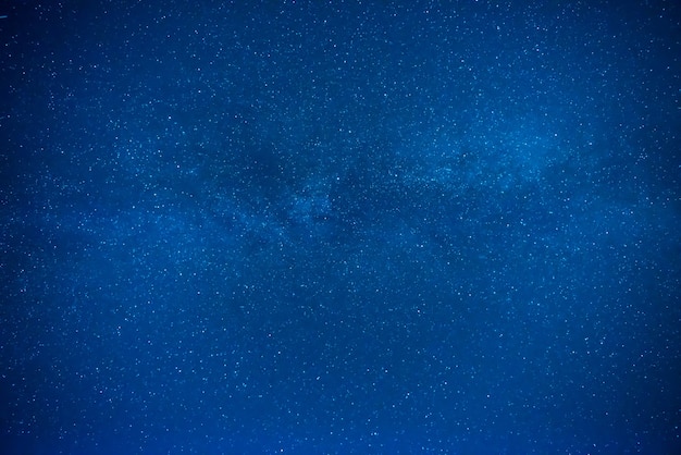Céu noturno azul escuro com muitas estrelas, plano de fundo da galáxia