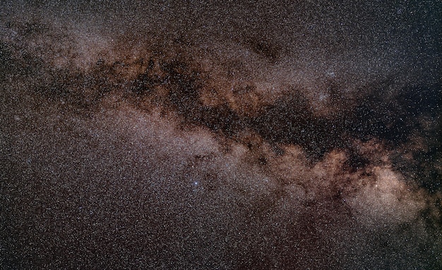 Céu noturno com a Via Láctea em torno da constelação de Aquila visível, estrela brilhante de Altair no centro inferior. Foto empilhada de longa exposição