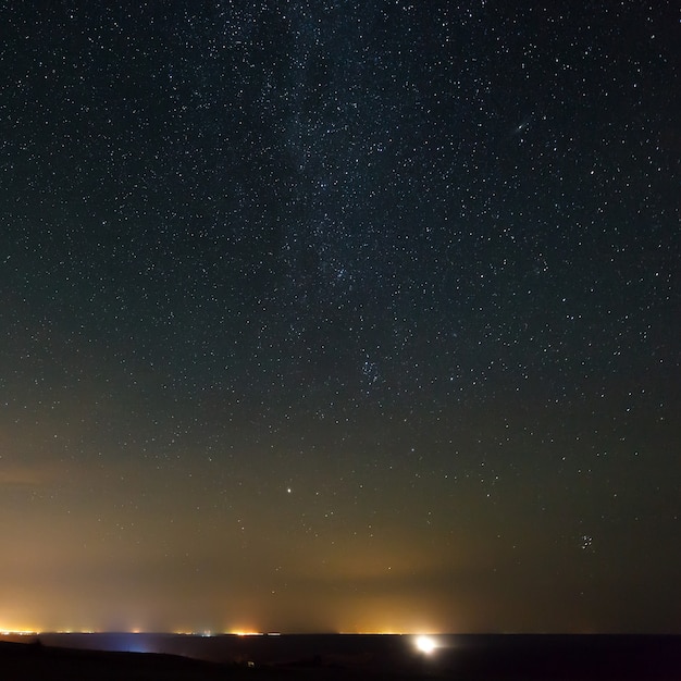 Céu noturno com estrelas brilhantes