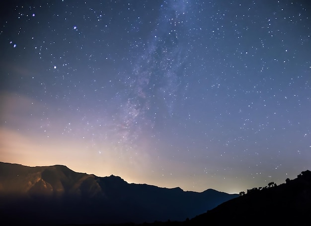 Céu noturno com início e fundo de montanha