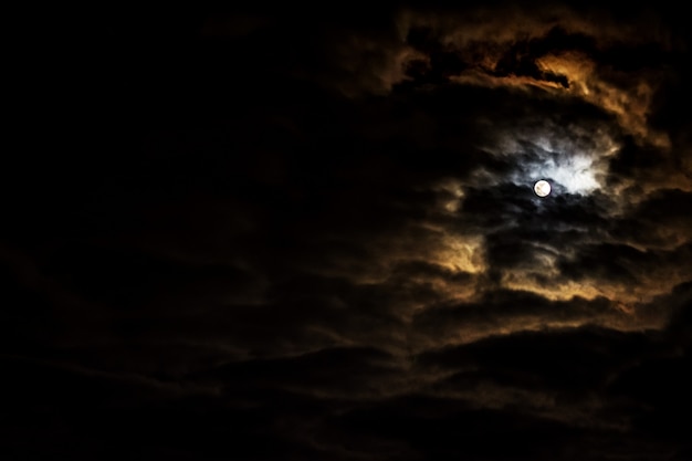 Céu noturno com lua cheia e belas nuvens.