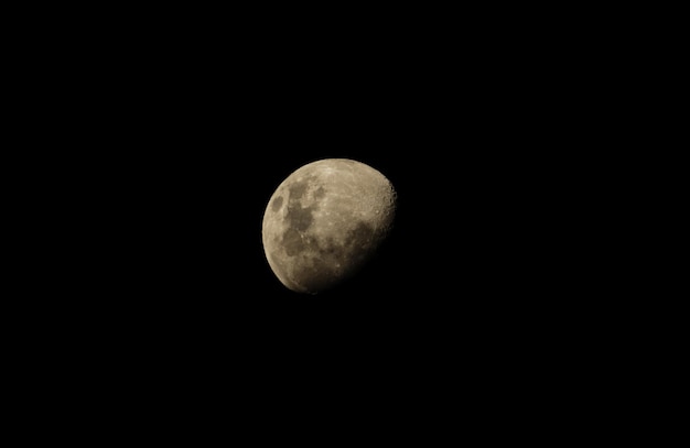 Céu noturno com meia-lua em fundo preto Lua cosmos lunar astrologia
