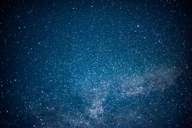 Céu noturno com muitas estrelas brilhantes fundo natural do astro Imagem borrada e de foco suave