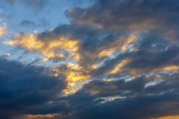 céu noturno com nuvens coloridas por do sol