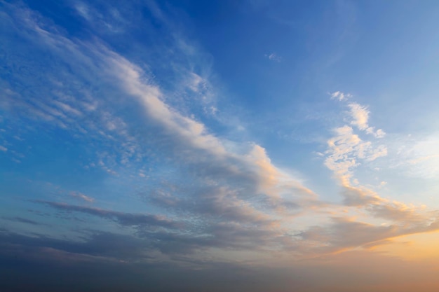 Céu noturno com nuvens cor de rosa, pôr do sol e transição para o horário do regime.