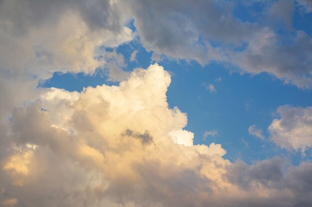 céu noturno com nuvens e raios de sol de fundo