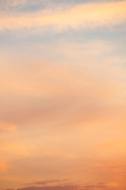 céu noturno com nuvens e raios de sol de fundo