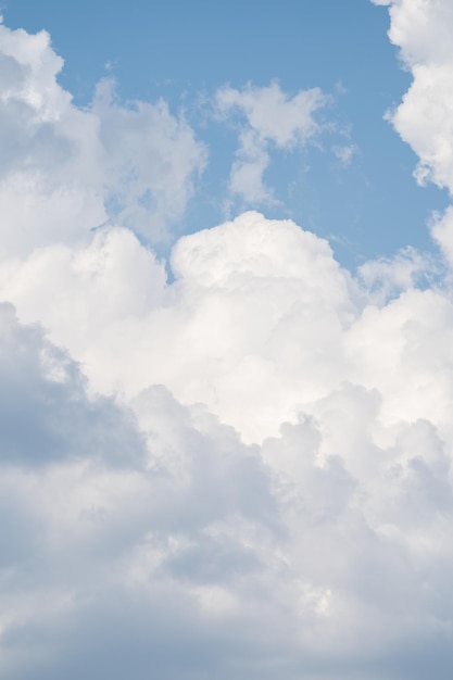 Céu noturno com nuvens e raios do sol, plano de fundo