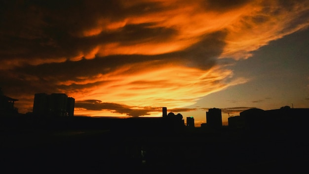 Céu noturno de fotos grátis com nuvens ao anoitecer