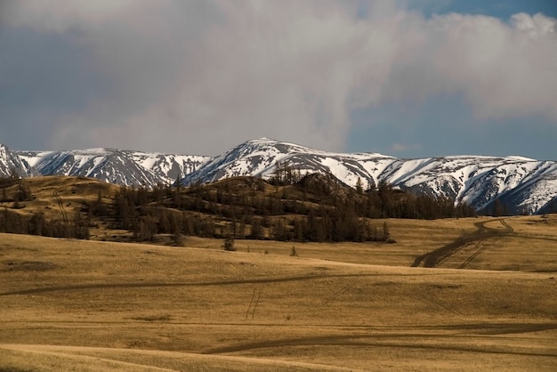 Céu noturno de North Chuya Ridge com belas nuvens Kurai estepe Altai Mountains Rússia