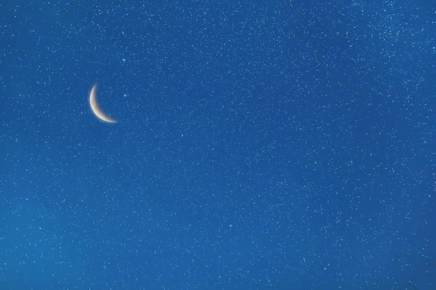 Céu noturno e lua, estrelas, celebração do Ramadã Kareem
