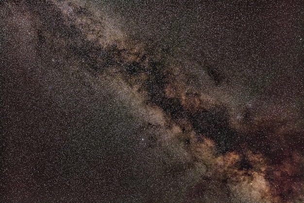 Céu noturno, muitas estrelas com a Via Láctea ao redor da constelação de Aquila e Sagitta visível. Foto empilhada de longa exposição