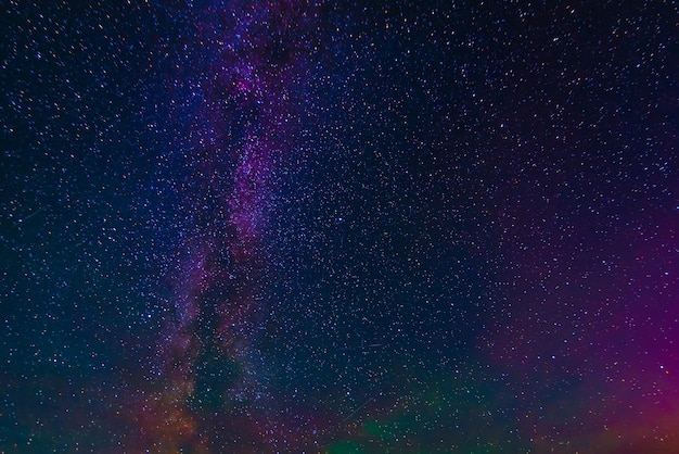 Céu noturno multicolorido estrelado com uma via láctea brilhante e galáxias