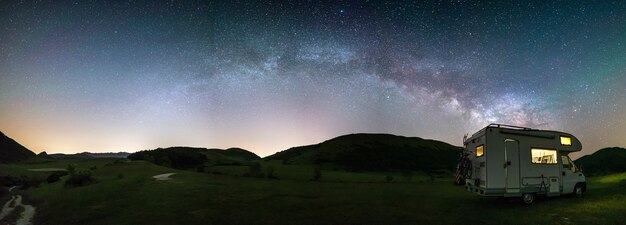 Céu noturno panorâmico sobre as montanhas de Montelago, Marche, Itália