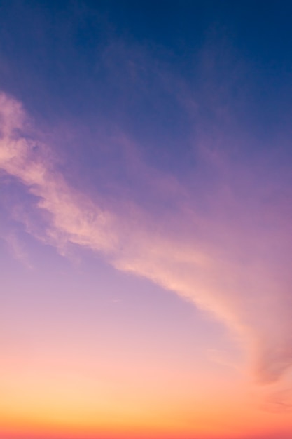 Céu noturno vertical com nuvem colorida de luz do sol no crepúsculo