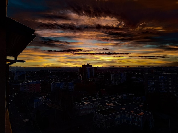 Céu nublado amarelo dramático alaranjado e roxo do por do sol