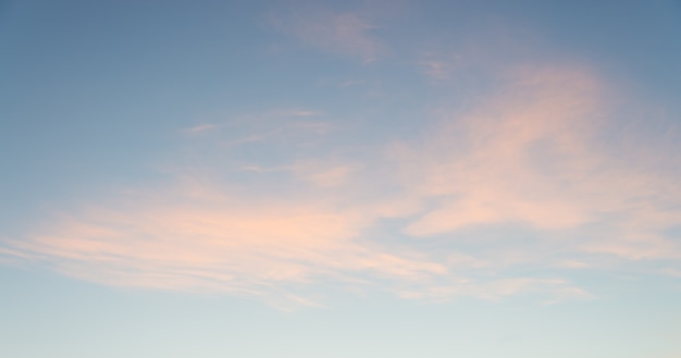 Céu nublado ao nascer do sol para o fundo.