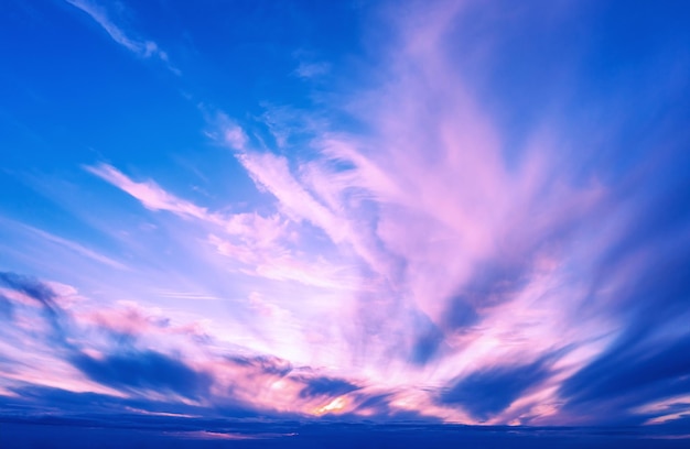 Céu nublado ao pôr do sol cor de gradiente azul-púrpura