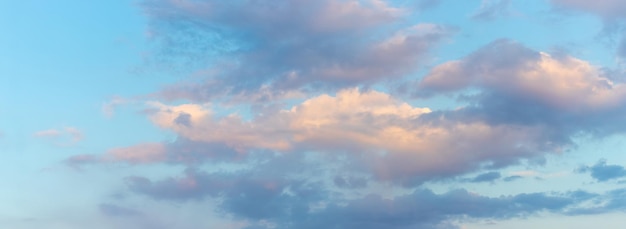 Céu nublado ao pôr do sol nuvens iluminadas pelo sol no céu azul