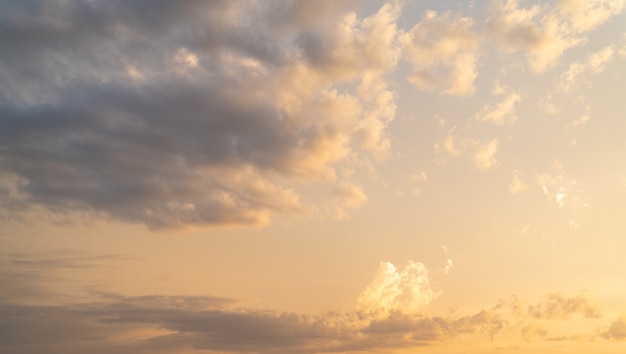 Céu nublado ao pôr do sol