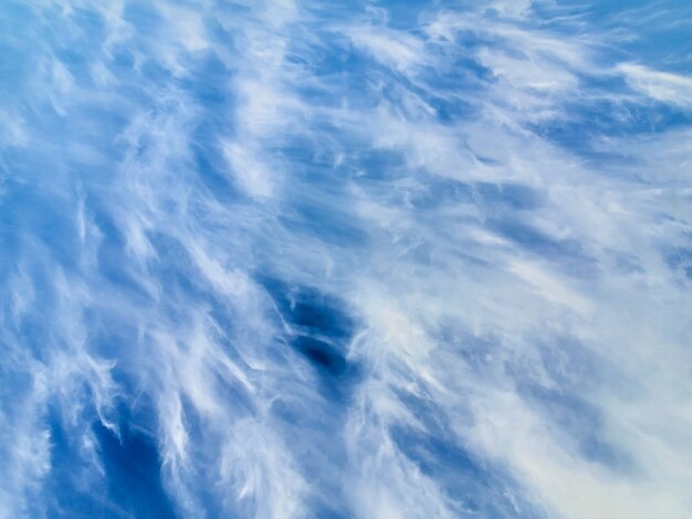 Céu nublado azul com textura de nuvens de fundo natural