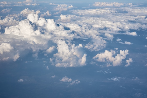 Céu nublado azul, vista da janela do avião. Vista aérea do cloudscape