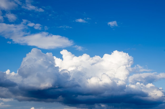 céu nublado azul