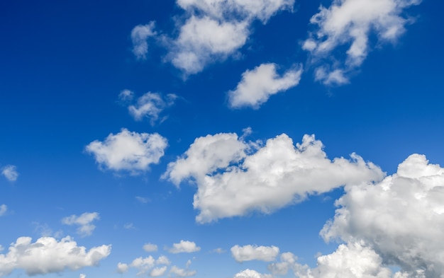 Céu nublado branco e azul