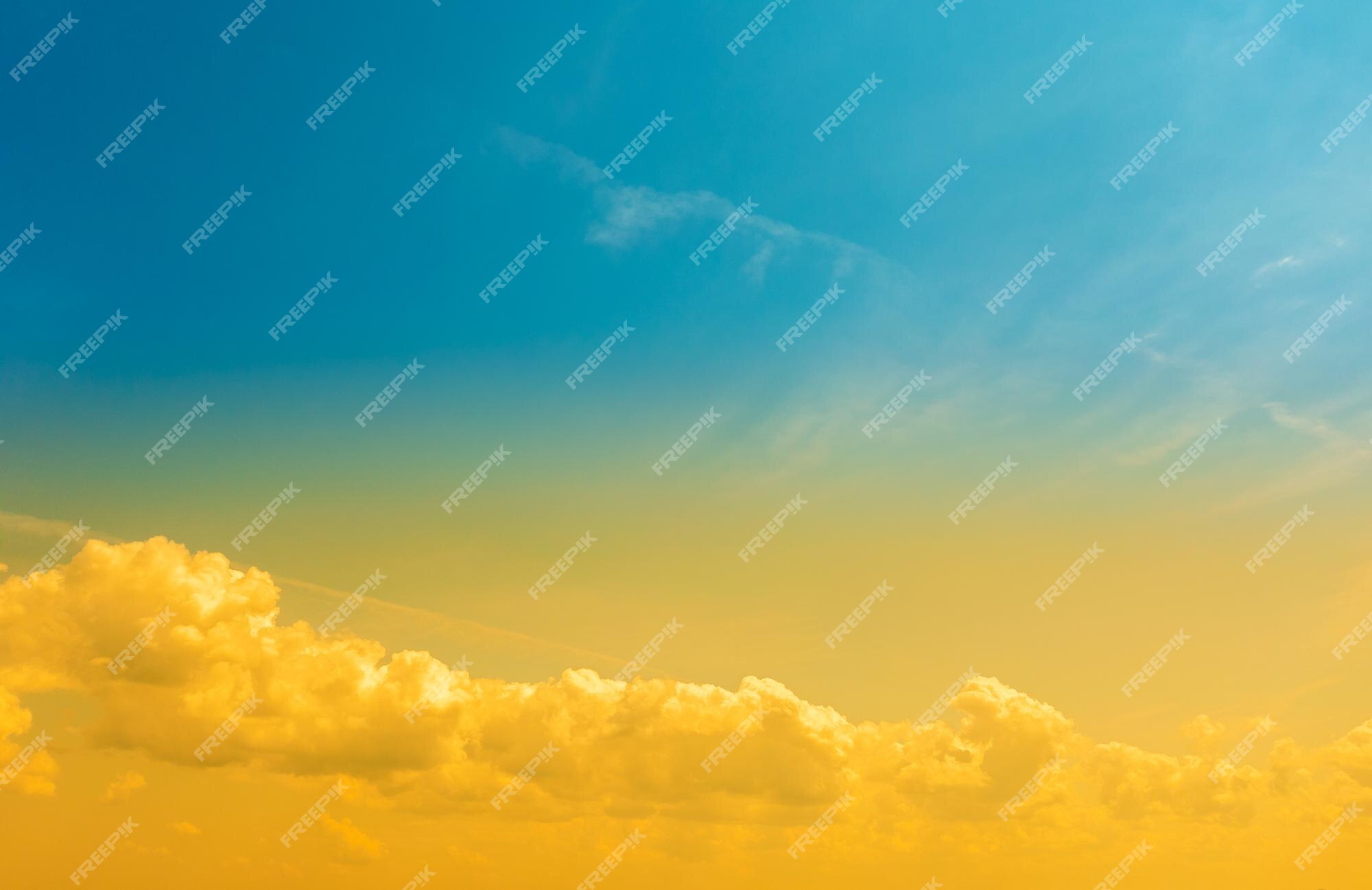 a bola laranja e passo amarelo, sombra de coco guarda-sol e céu azul,  abstrato para apresentação de temporada de verão. 5340931 Foto de stock no  Vecteezy