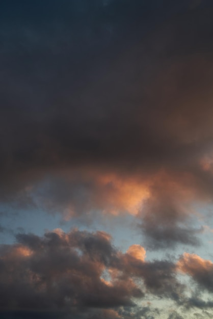 Céu nublado colorido depois da chuva com nuvens negras depois da chuva Céu Fundo natural noite de verão cloudscape