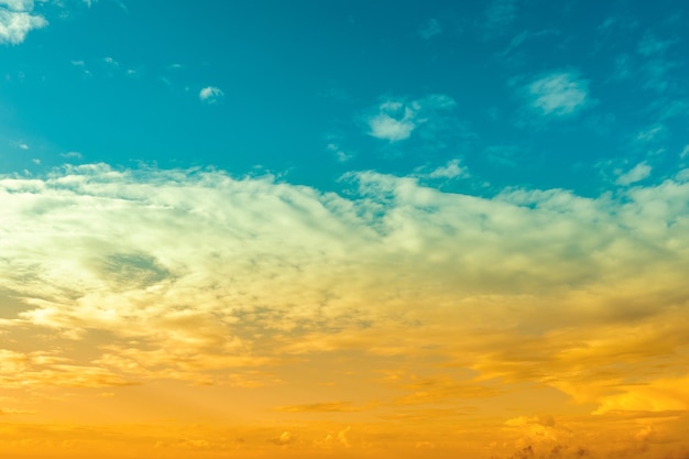 Foto céu nublado colorido em gradiente amarelo artístico azul