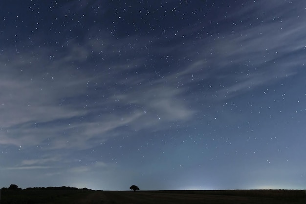 Céu nublado com estrelas. Plano de fundo noturno. Céu noturno.