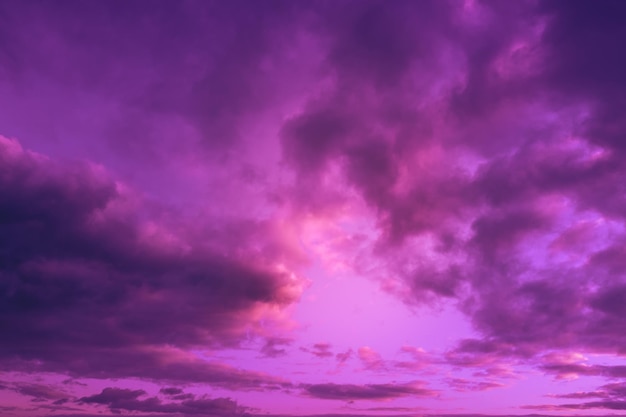 Céu nublado dramático ao pôr do sol. Colorido na cor violeta de veludo da moda