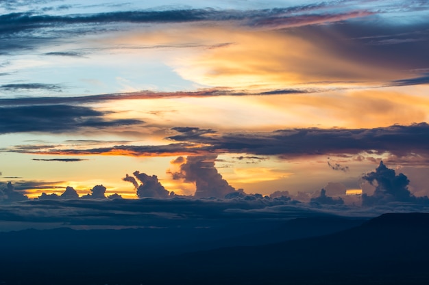 céu nublado dramático colorido ao pôr do sol