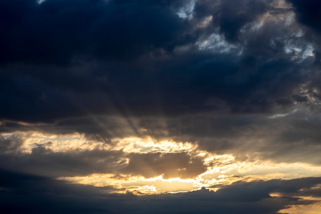 Céu nublado e bela paisagem