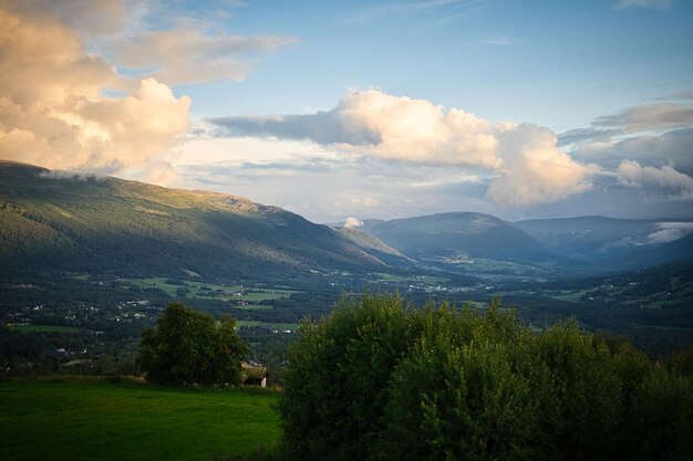 Céu nublado e brilhante sobre as colinas rurais de Oppdal, na Noruega