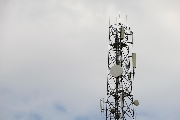 Céu nublado e estação base de telefone transmissores de estação base de telefone