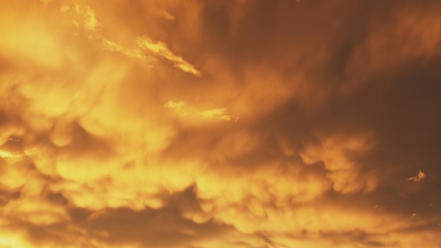 Céu nublado e laranja antes do pôr do sol