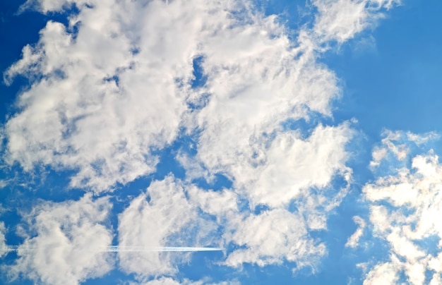 Céu nublado e um pequeno avião voa