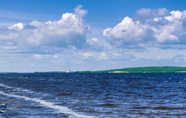 Céu nublado e uma barcaça no rio Volga no verão