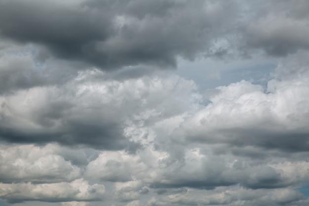 Foto céu nublado escuro dramático antes da tempestade, fundo natural da foto.