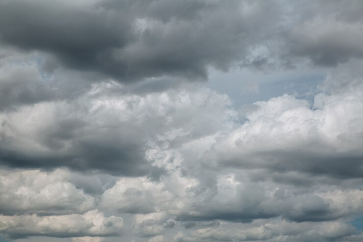 Foto céu nublado escuro dramático antes da tempestade, fundo natural da foto.