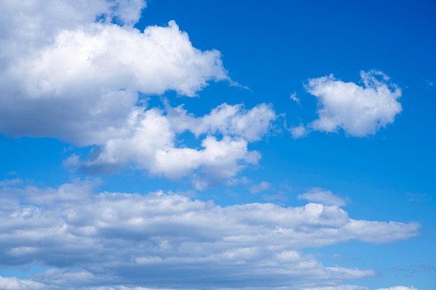 Céu nublado. Lindo céu azul. céu ensolarado