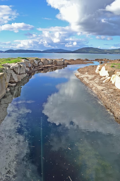 Céu nublado refletido no canal Filmado em Alghero Itália