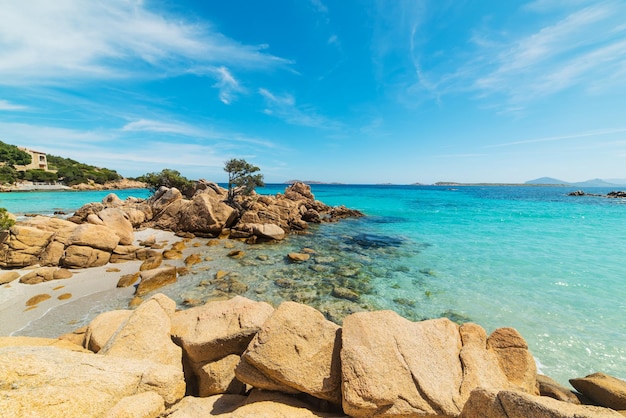 Céu nublado sobre a praia de Capriccioli na Costa Smeralda Itália