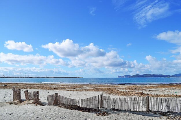 Céu nublado sobre a praia itália de alghero